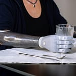 EPU 46 Carbon 3D: BionIT Labs e Prototek - adam's hand con bicchiere in  mano